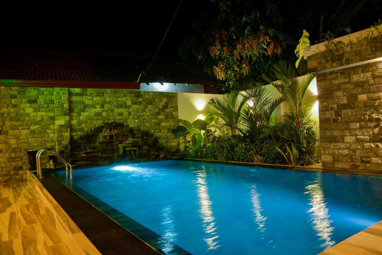Negombo New Queen'S Palace Exterior photo
